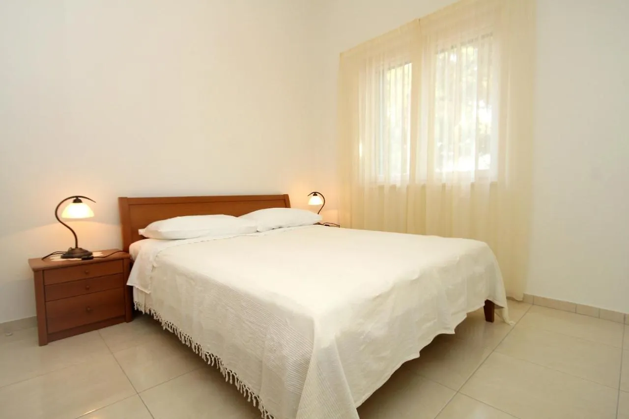 Apartment Verunic 8103A Veli Rat