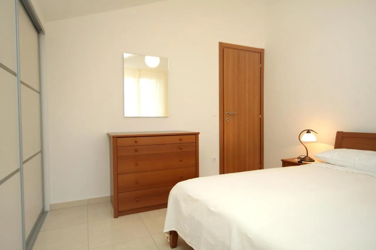 Apartment Verunic 8103A Veli Rat 0*,