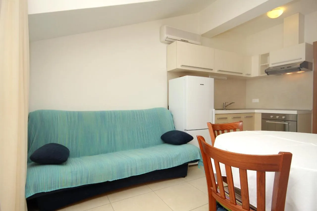 Apartment Verunic 8103A Veli Rat