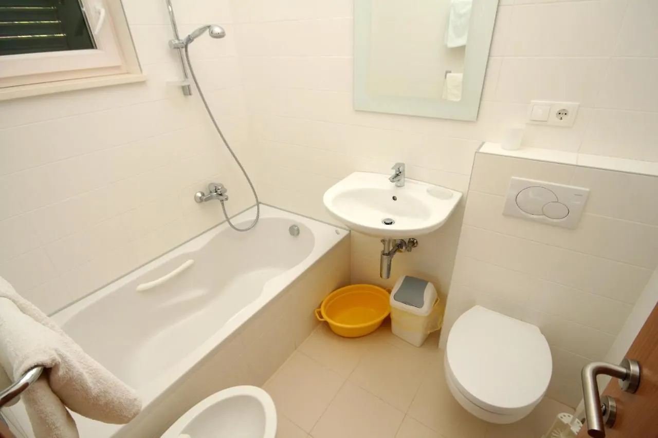 Apartment Verunic 8103A Veli Rat 0*,  Croatia